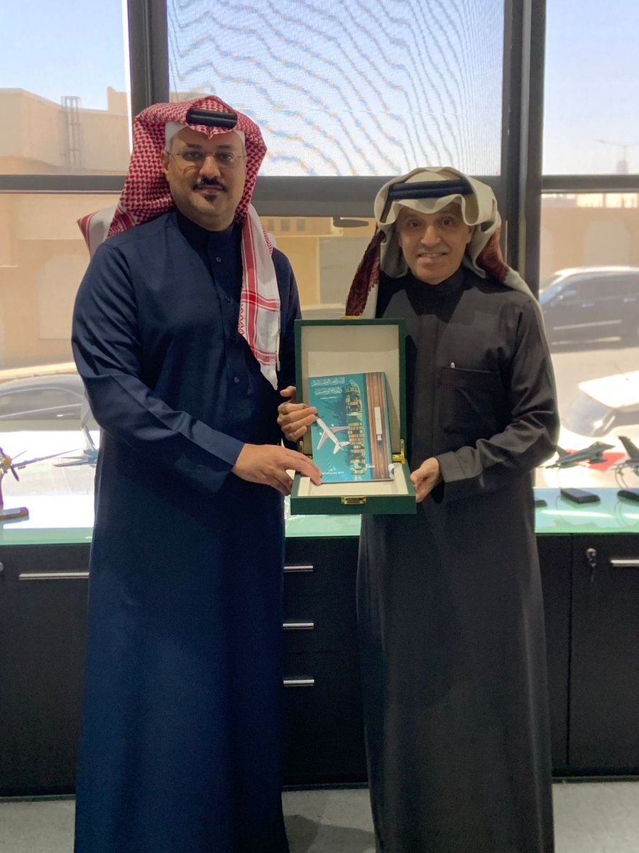 تشرفت بلقاء اخوي الكبير الأستاذ عبدالعزيز بن حمد العليوي رئيس مجلس إدارة شركة (Horizon Shield) كما تشرفت باهداءه نسخة من كتابي (الاستراتيجية الوطنية للنقل والخدمات اللوجستية قوة اقتصادية قادمة ) ابو حمد له باع طويل في مجال نقل التقنية والقطاع العسكري والخدمات اللوجستية لقطاع
