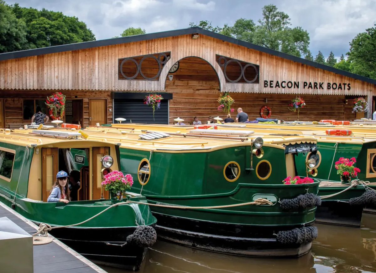 Happy New Year from all at Beacon Park Boats! 🎉 🥳 🍾

We hope you've had as fantastic a 2024 as we have &amp; are looking forward to an even better 2025! 😀

Remember our static houseboats are all available for booking until March &amp; then its time for a new season on the canal... 🤩