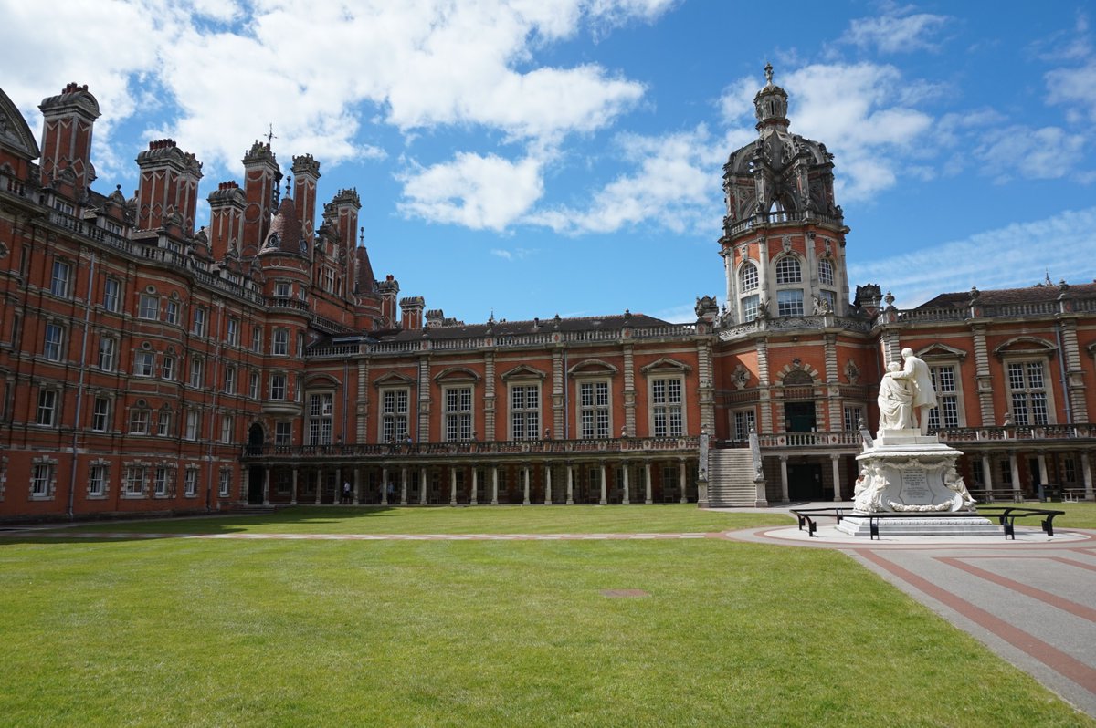 #HappyNewYear from Royal Holloway ⭐

Here’s to a bright and exciting 2025! We can’t wait to see what the year holds for our amazing staff, students, and alumni.