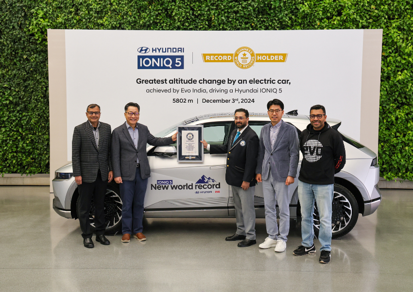 Everything Experiential (@everythingexp) on Twitter photo Hyundai Ioniq 5 Wins Guinness World Record Title
Link: everythingexperiential.com/article/hyunda…
<a href="/HyundaiIndia/">Hyundai India</a> <a href="/viratkhullar/">virat khullar</a>
<a href="/anuragbatrayo/">Anurag Batra</a> <a href="/RenAameen/">Ruhail Amin</a> <a href="/nehakalra1609/">Neha Kalra</a> Hyundai Ioniq 5 Wins Guinness World Record Title
Link: everythingexperiential.com/article/hyunda…
<a href="/HyundaiIndia/">Hyundai India</a> <a href="/viratkhullar/">virat khullar</a>
<a href="/anuragbatrayo/">Anurag Batra</a> <a href="/RenAameen/">Ruhail Amin</a> <a href="/nehakalra1609/">Neha Kalra</a>