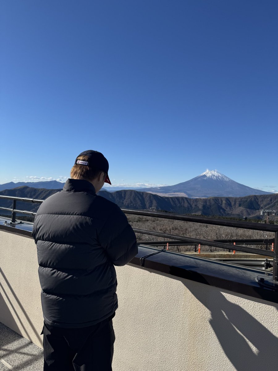 新年明けましておめでとうございます🌅
昨年は大変お世話になりました🙇‍♀️

今年は大きな舞台で自分の存在を証明していきたいと思います。
いつでもチャンスをいただけるように準備していきます！
そのためにも引き続き応援よろしくお願い致します！
2025年の小崎連もどうぞよろしくお願い致します🙇