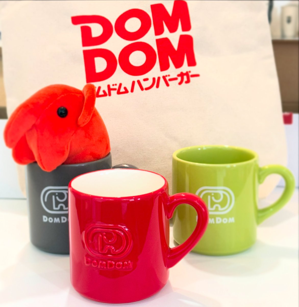 恒例のドムドム福袋も無事ゲットできました
今年は赤のエンボス加工マグカップと大きめトートバッグとお食事券。グレーとグリーンのは過去のやつ。
#ドムドムハンバーガー 
#ドムドム福袋