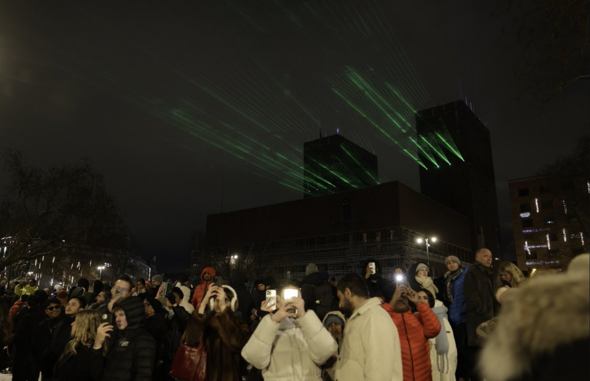 EspeMoe's tweet photo. Kva tenker folk om lasershowet i Oslo i går? https://t.co/QH7B8Z719q