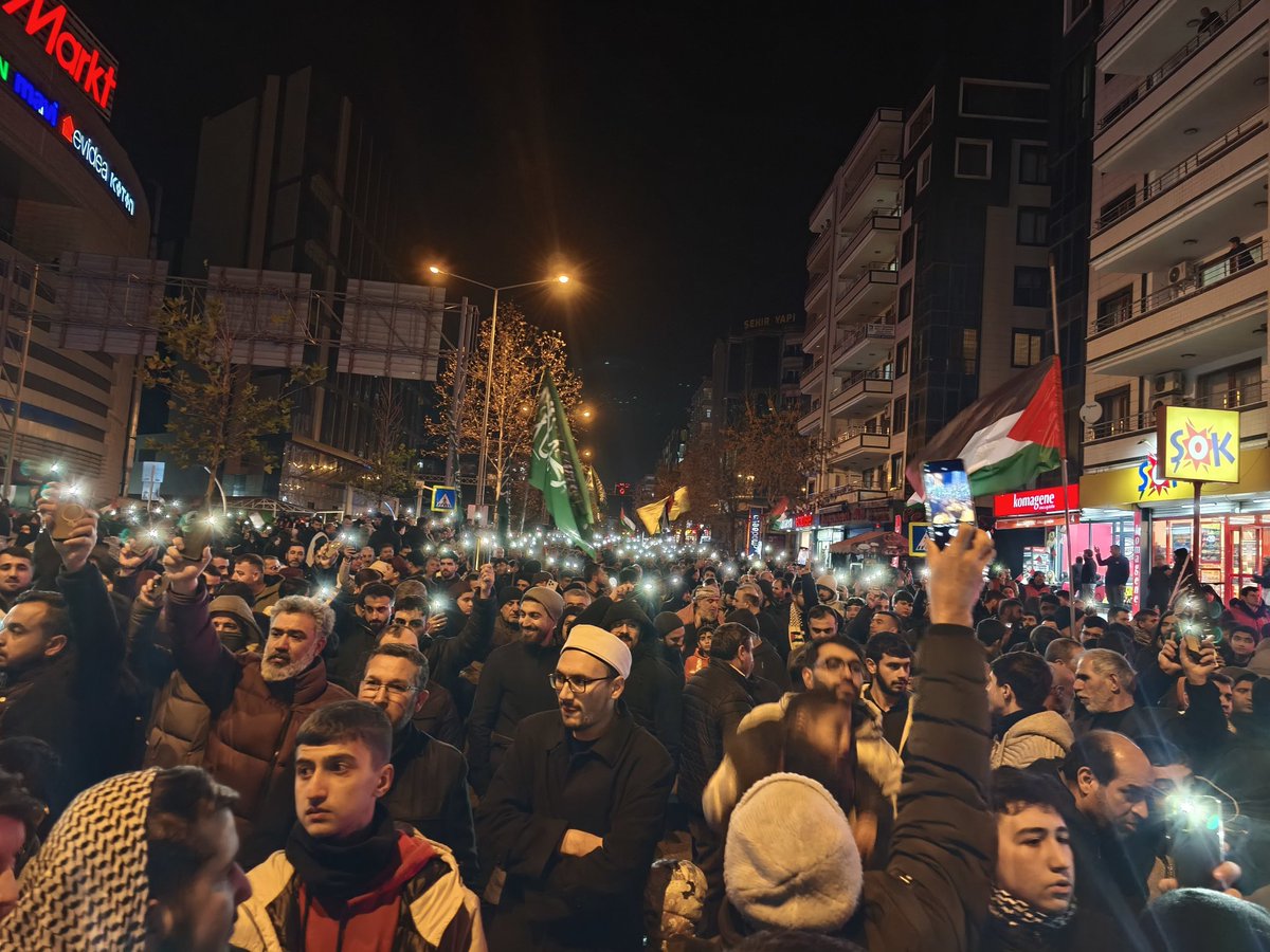 Ne otobüs , ne gemi,  ne tranvay kıtlığı engel olamadı.
Şerefsiz her yerde şerefsiz. 
Yer , gök Filistin bu gün.
#GalataKöprüsü
#GalatayaGel 
#FreePalestine
#SonDakika