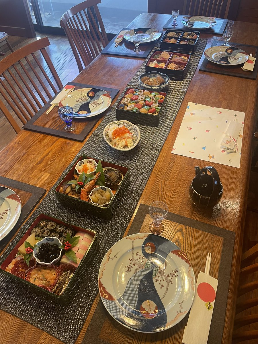 neo168's tweet photo. あけましておめでとうございます🎍
今年はよく行くお店で頼んでたイタリアンのおせちと我が家のおせちでなんだかもりもり。 https://t.co/MctNgjG7ld
