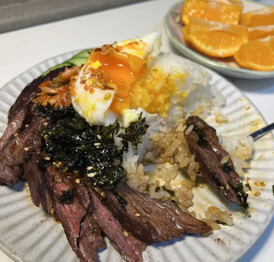 エアフライヤーを使ってローストビーフを食べてみます。
#一人食#炊事日記#今日の夕飯#一人食は何ですか#
1週間グルメタイム#一人でもしっかり食べましょう#簡単にまた1食#夕食#料理です