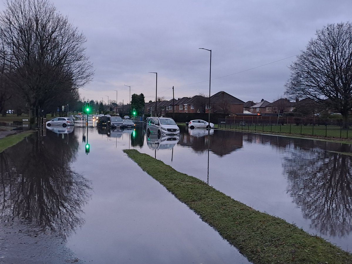 ❗️Some serious local flooding to start the new year - here’s Aimson Road / Shaftesbury Avenue right now

📸 Greg Mape #timperley