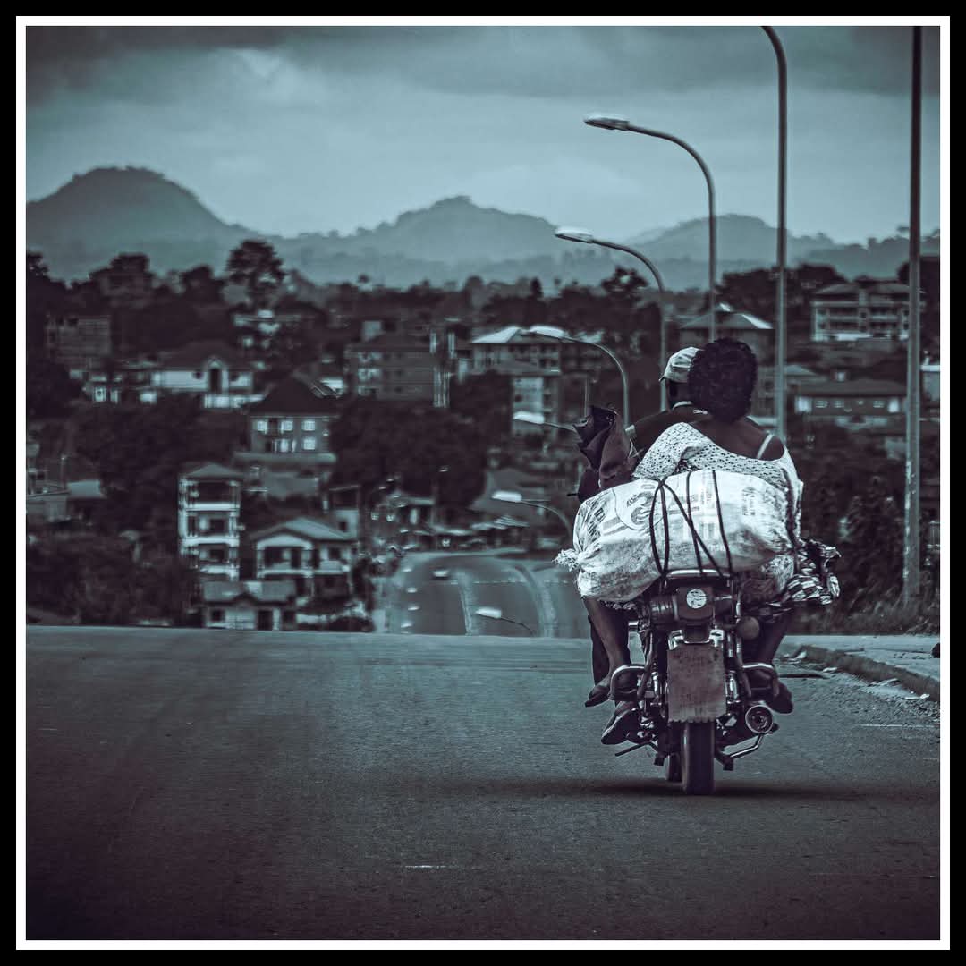 mboapic's tweet image. 📸 Voyage au cœur de Yaoundé 🇨🇲
Entre collines et routes sinueuses, cette moto-taxi incarne l&apos;esprit de Yaoundé. Un clin d&apos;œil à la résilience des habitants et à l&apos;authenticité de la capitale camerounaise ! #BaladeAuCameroun #street #mboapic