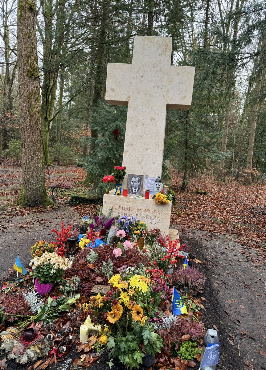 З днем народження Степана Андрійовича!
Нарешті доїхала віддати шану
Багато лампадок були ще теплі, деякі ще горіли. Багато живих квітів