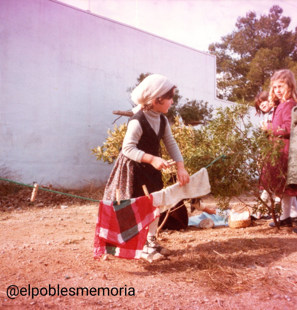 L'any 81, la Riera començava l'any amb representació d'un pessebre vivent, al racó que hi havia a la cantonada dels carrers Alzinar i Santa Margarida.

Aquest, es repetiria el dia de Nadal del 81 i el dia de Cap d'Any.

[📸 "Nadal 81" Família Plana - Parés]
