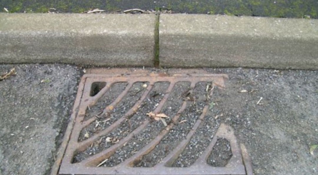 This is the result of lazy oldham and rochdale council. 
Every single gully is like this on our road alone is blocked. Numerous complaints to <a href="/OldhamCouncil/">Oldham Council</a> in 2024 with responses that if its not flooded its not priority for unblocking
Saddleworth, Shaw, royton denshaw 
#flooding