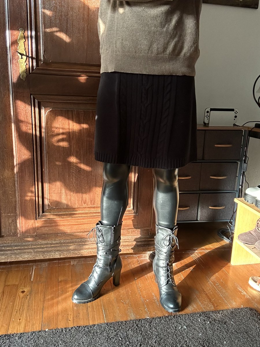 TheBeskirtedMan's tweet photo. First outfit of the new year. Not one of my new skirts, but I felt like wearing my wetlook leggings and it’s not as cold today. 

#mensfashion #meninskirts #skirts #fashionhasnogender #genderlessfashion #stoptoxicmasculinity #diversity  #meninheels #heelsformen #heels #highheels https://t.co/Gw9hcU6oLV