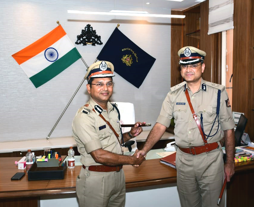 SPBelagavi's tweet photo. ಈ ದಿನ ಮಾನ್ಯ Dr. Chetan Singh Rathor, IPS ರವರು ಉತ್ತರ ವಲಯದ ಆರಕ್ಷಕ ಪೊಲೀಸ್‌ ಮಹಾನಿರೀಕ್ಷಕರಾಗಿ ಅಧಿಕಾರ ಸ್ವೀಕರಿಸಿದರು. https://t.co/jhQ0S0Oubd