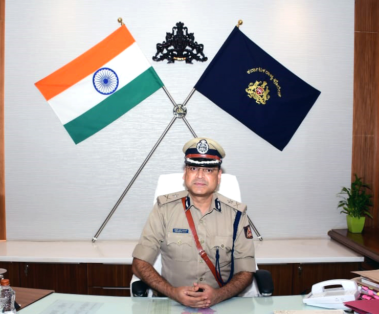 SPBelagavi's tweet photo. ಈ ದಿನ ಮಾನ್ಯ Dr. Chetan Singh Rathor, IPS ರವರು ಉತ್ತರ ವಲಯದ ಆರಕ್ಷಕ ಪೊಲೀಸ್‌ ಮಹಾನಿರೀಕ್ಷಕರಾಗಿ ಅಧಿಕಾರ ಸ್ವೀಕರಿಸಿದರು. https://t.co/jhQ0S0Oubd