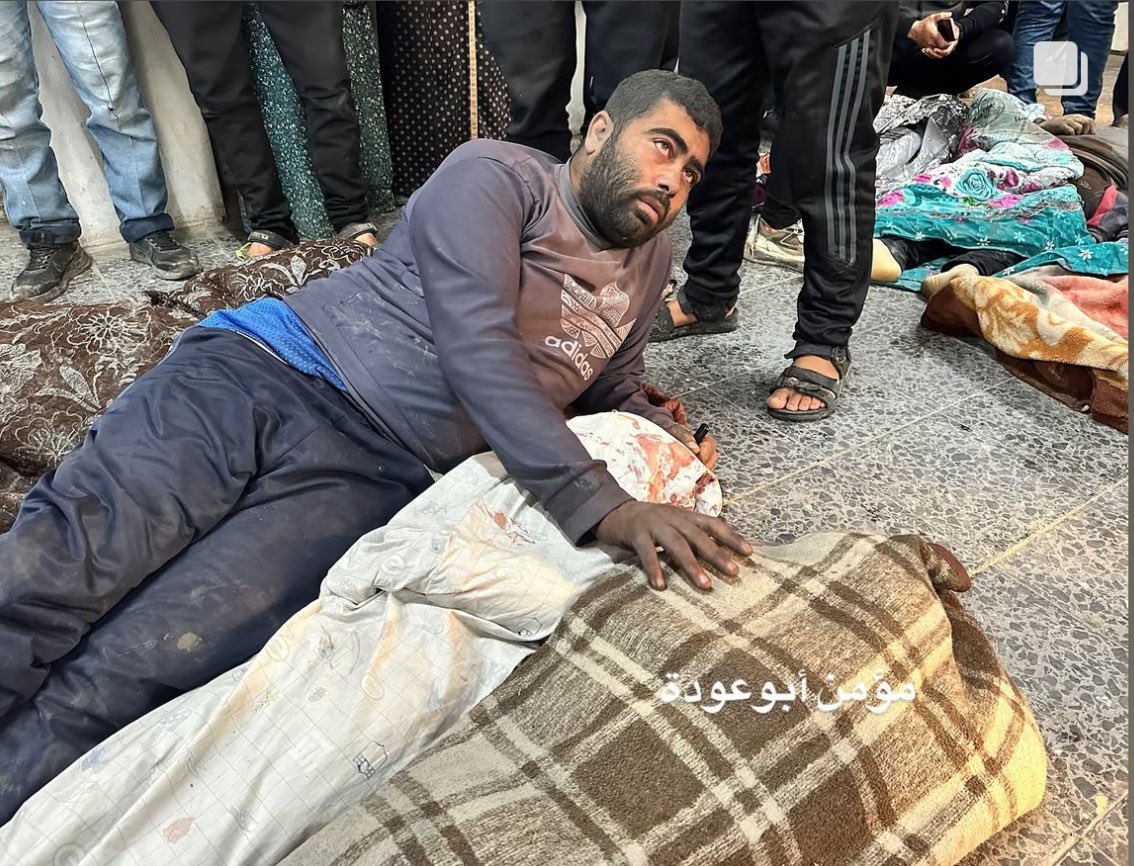 HossamShabat's tweet image. العالم يستقبل العام الجديد بالاحتفالات والمناسبات ونحن نستقبل عام 2025 بأول مجزرة في قطاع غزة منطقة جباليا البلد لمنزل يأوي نازحين من عوائل ‘بدرة، وأبو وردة، وطروش’ حيث استشهد 15 مواطن وأصيب أكثر من 20 آخرين في هذه المجزرة.
أي قهر هذا؟!