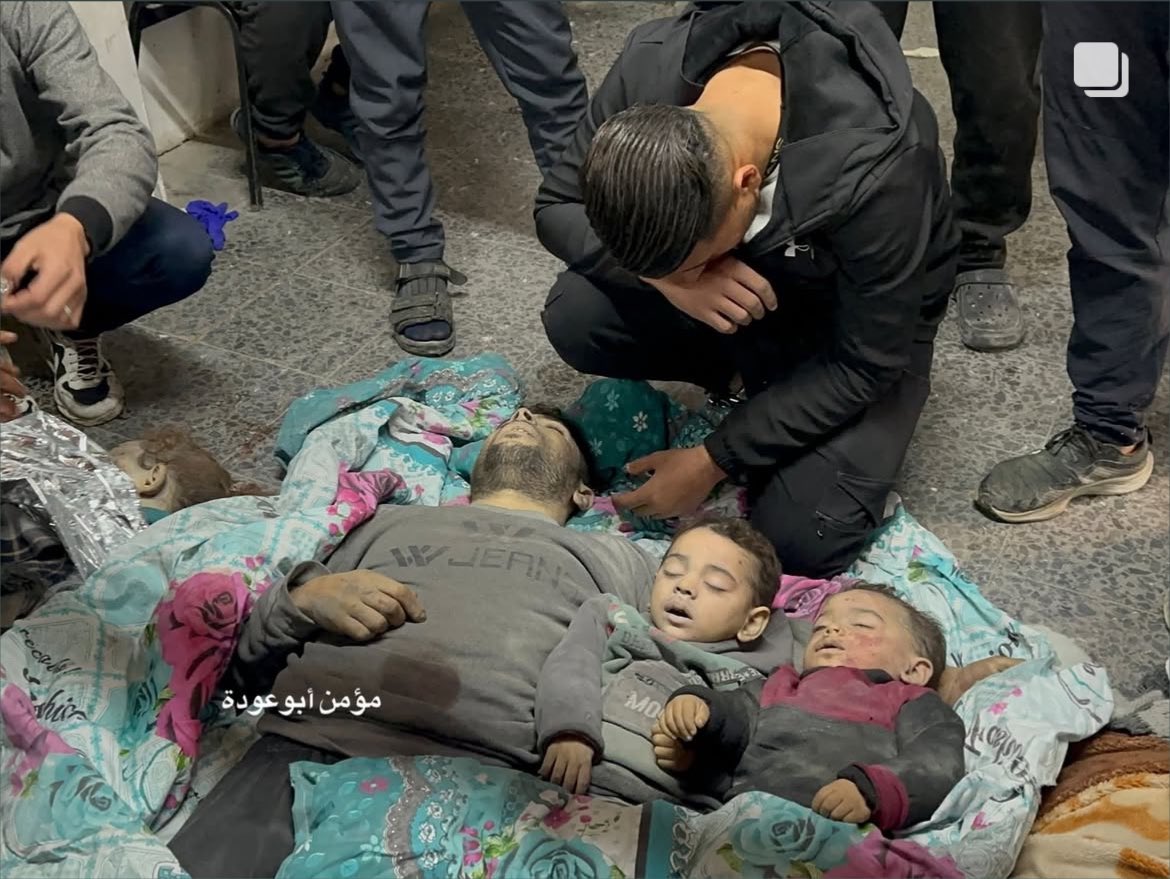 HossamShabat's tweet image. العالم يستقبل العام الجديد بالاحتفالات والمناسبات ونحن نستقبل عام 2025 بأول مجزرة في قطاع غزة منطقة جباليا البلد لمنزل يأوي نازحين من عوائل ‘بدرة، وأبو وردة، وطروش’ حيث استشهد 15 مواطن وأصيب أكثر من 20 آخرين في هذه المجزرة.
أي قهر هذا؟!