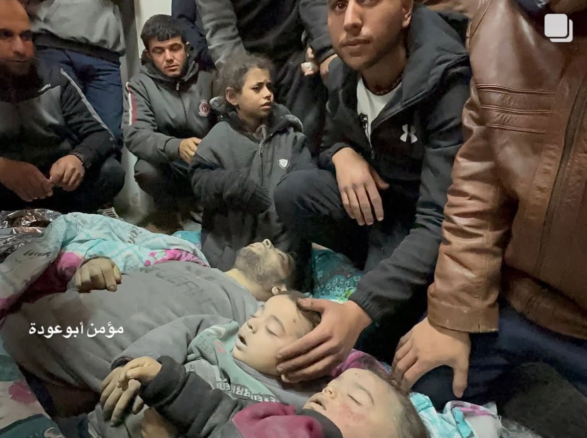 HossamShabat's tweet image. العالم يستقبل العام الجديد بالاحتفالات والمناسبات ونحن نستقبل عام 2025 بأول مجزرة في قطاع غزة منطقة جباليا البلد لمنزل يأوي نازحين من عوائل ‘بدرة، وأبو وردة، وطروش’ حيث استشهد 15 مواطن وأصيب أكثر من 20 آخرين في هذه المجزرة.
أي قهر هذا؟!