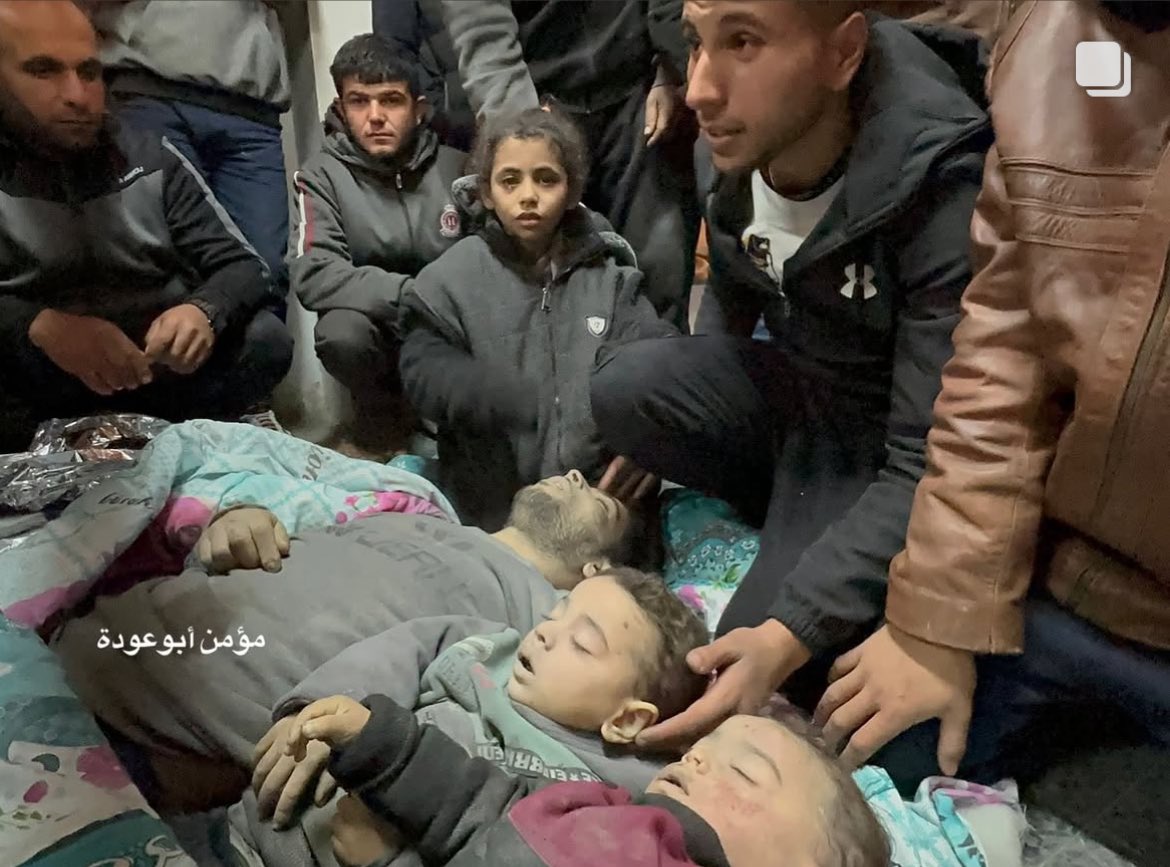 HossamShabat's tweet image. العالم يستقبل العام الجديد بالاحتفالات والمناسبات ونحن نستقبل عام 2025 بأول مجزرة في قطاع غزة منطقة جباليا البلد لمنزل يأوي نازحين من عوائل ‘بدرة، وأبو وردة، وطروش’ حيث استشهد 15 مواطن وأصيب أكثر من 20 آخرين في هذه المجزرة.
أي قهر هذا؟!