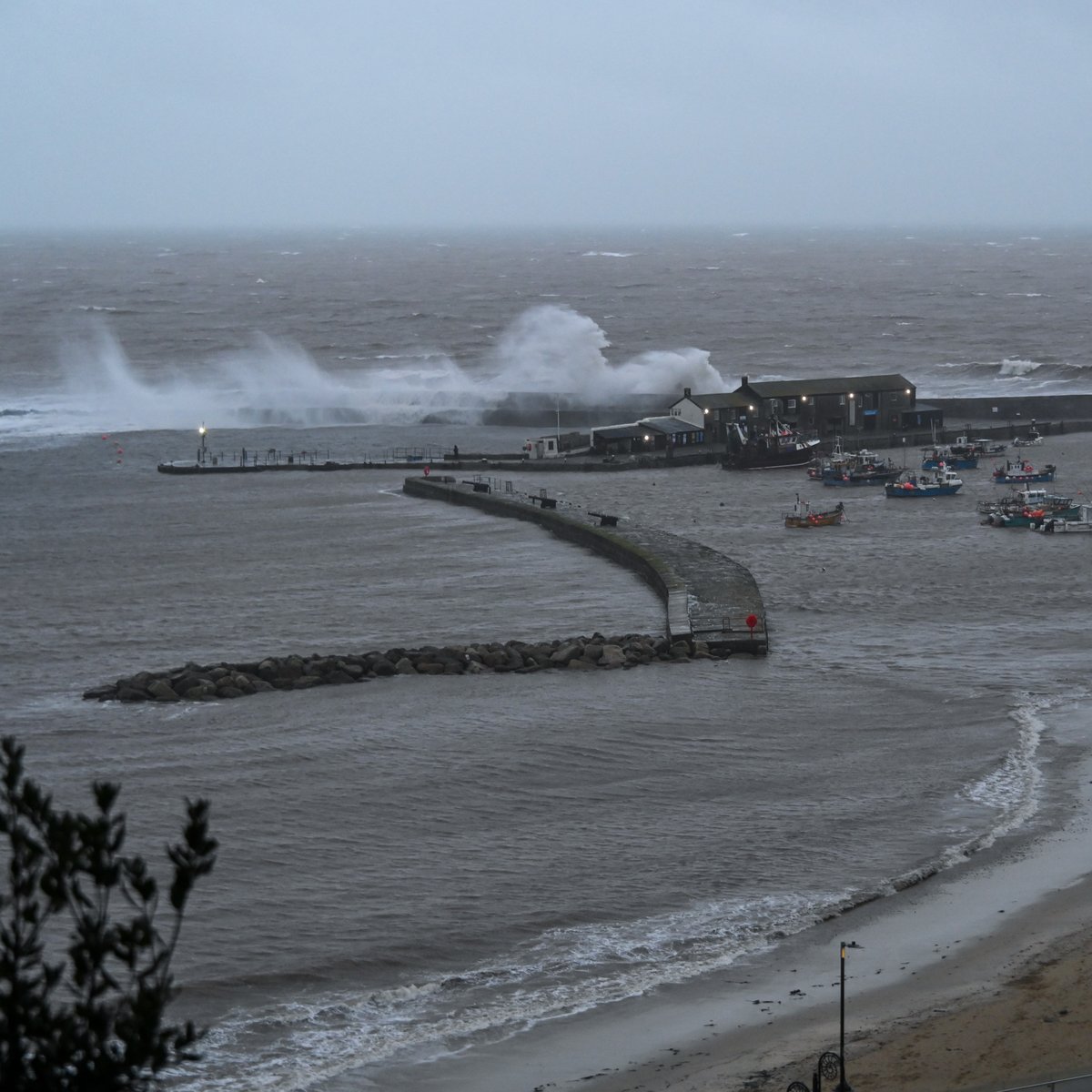 Stormy start to 2025 🌊
Happy New Year!

#stormy #lymeregis #bigwaves #dorset #newyearsday #jurassiccoast