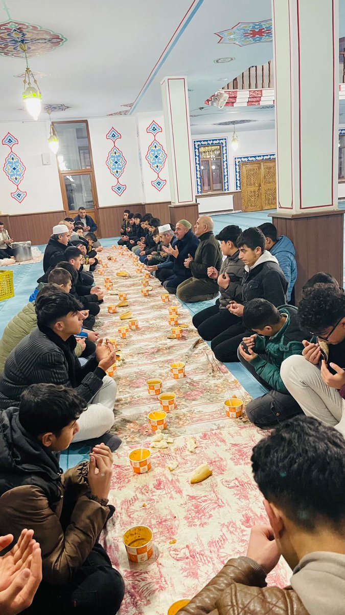 # Sabah namazı buluşması

Üç ayların rahmet iklimini sabah namazında camii cemaatimiz ve gençlerimizle karşıladık.
Kur'an tilavetiyle başlayan program ilçe müftümüz Eyyüp BABAT hocamızın sohbetiyle nihayete erdi.
Sabah namazından sonra çorba ikramı yapıldı.