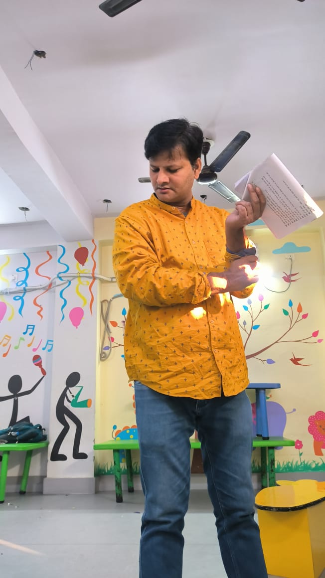 DeepakNeelesh's tweet image. आप सबको नव वर्ष 2025 की हार्दिक शुभकामनाएं। मेरे लिए खुशी की बात है कि मैं बहुत सालों के बाद नए साल में एक नाटक में अभिनय कर रहा हूँ। 

मंचित होने वाले नाटक की सूचना जल्द देता हूँ। 

सबके लिए नया साल ज़िंदाबाद रहे