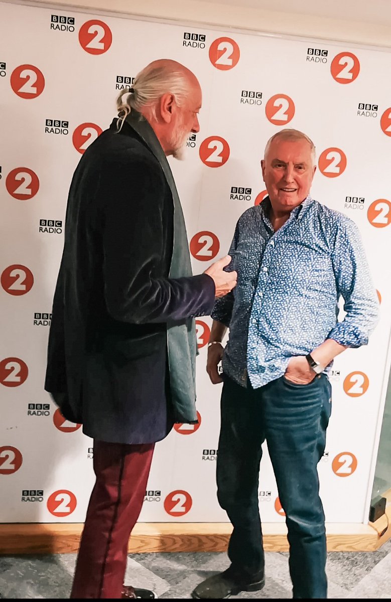 Johnnie <a href="/piratejw/">Johnnie Walker</a> @radio2 after #SOT70s  #sunday 📷 with @mickfleetwood 
🙏🙏🙏🧡💔