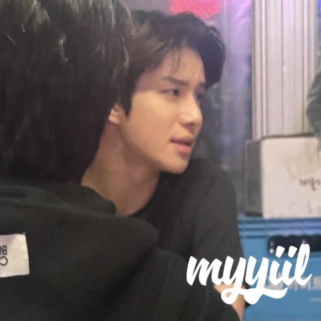 พี่จองอูหล่อมากกกกกก ทำไมหมูกระทะข้างบ้านกูไม่มีทรงนี้ นอย