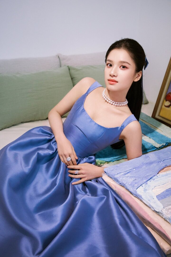 nihao] lovely zhang jingyi looks good in a blue dress