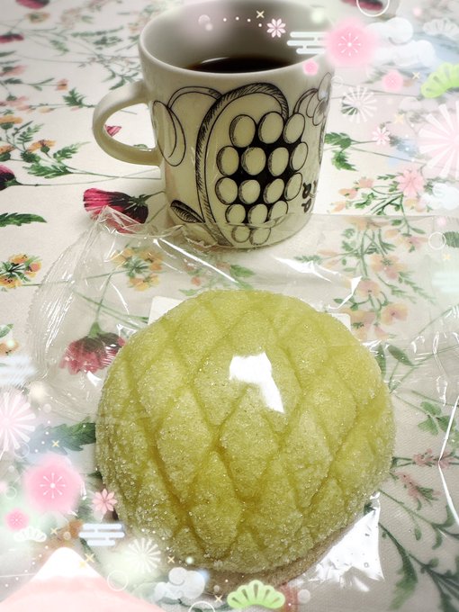 メロンクリームパンとコーヒーの画像