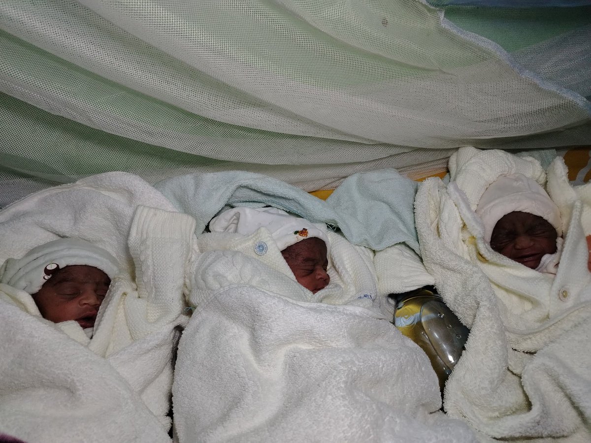 unicefcameroon's tweet image. 🩵🩵🩵 Cameroon welcomes its first triplets of 2025! 👶👶👶 Born minutes apart, they're already benefiting from the #kangaroomethod. ❤️ A huge bravo to their courageous mother! #triplets #kangaroomethod #newborn #2025