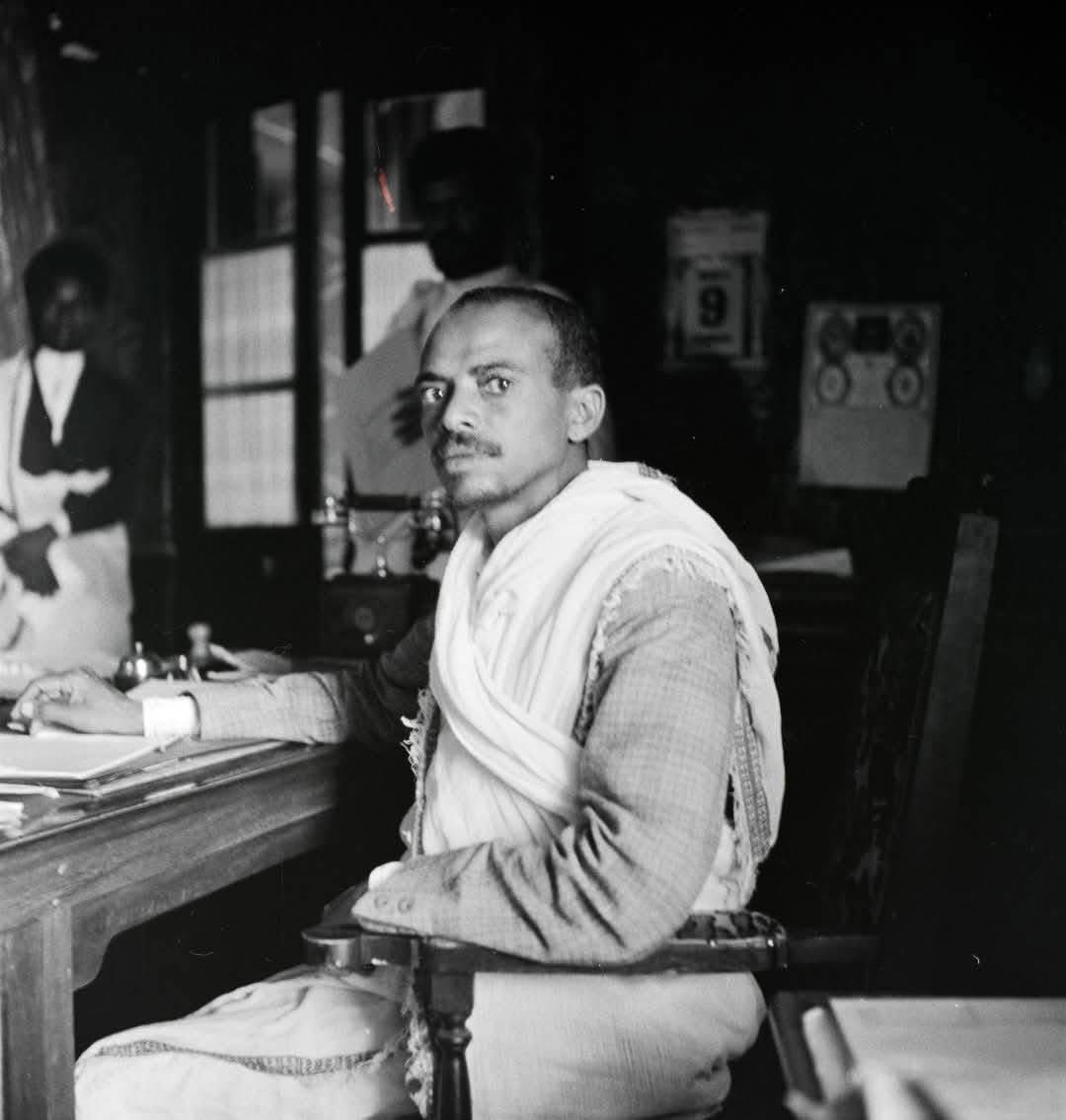 የንግድ ሚኒስትር አቶ መኮንን ሀብተወልድ በቢሯቸው -1926 ዓ.ም ።