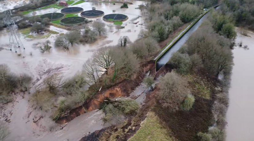 Huge impact of overnight torrential rain in Cheshire with #Bridgewater Canal collapse where it crosses the River Bollin near Little Bollington. Massive volumes of water lost from the canal into surrounding land - happened once before in 1971
