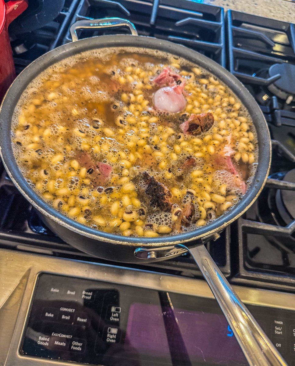 stogiedad's tweet image. Going to be some SERIOUS feasting today…just put on the #BrunswickStew and #BlackeyedPeas to simmer away.  Collards are done already, and about to fire up the smoker for a nice #Ribeye #Roast.  #HappyNewYear