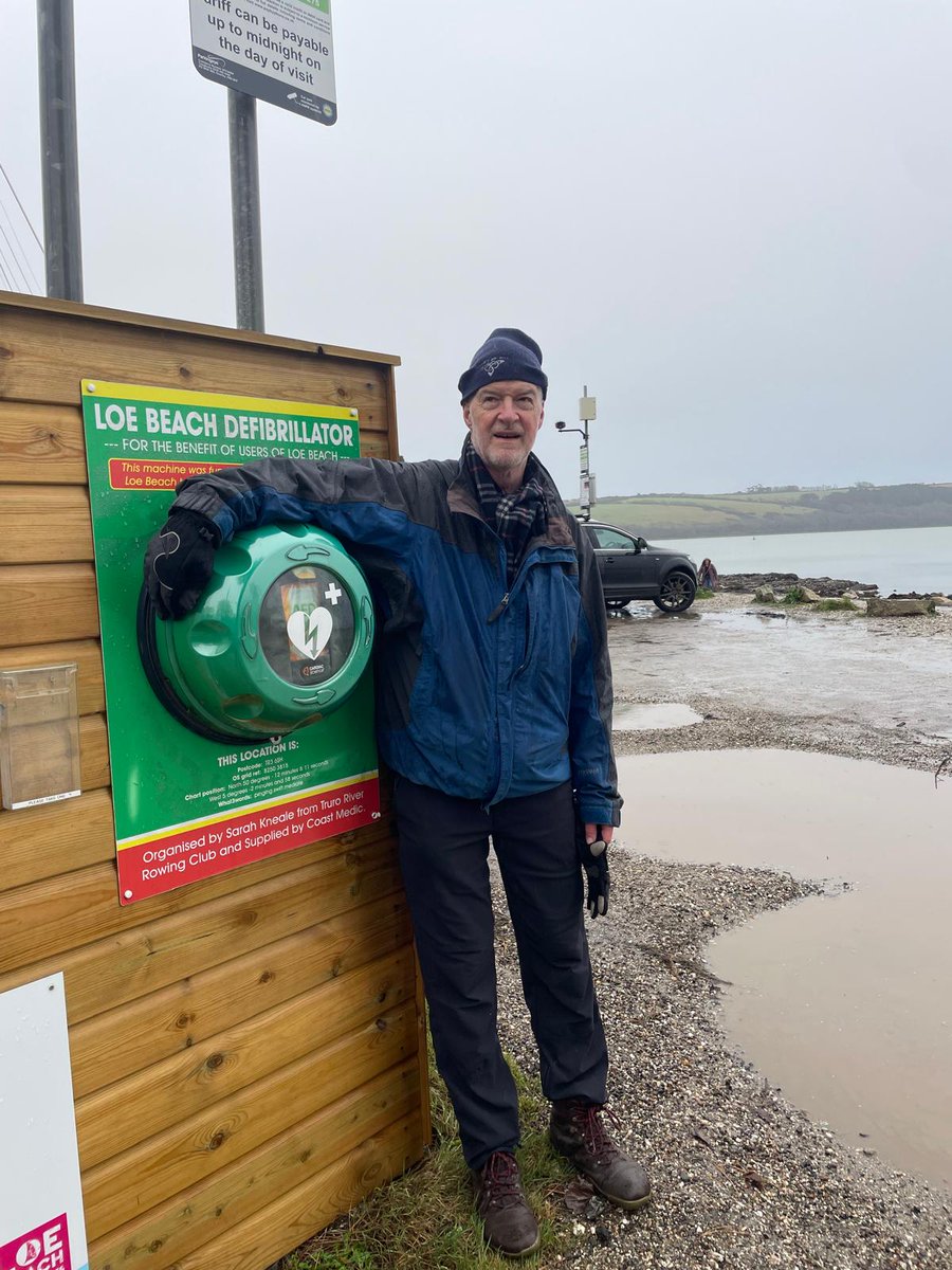 DonateForDefib's tweet image. A Happy New Year from our Professor to yours!

@ag_stuart - In Loe Beach Cornwall ⛱️ 

#defibrillators