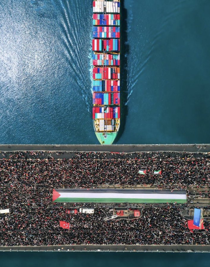 Siyasal İslamcıları en iyi anlatan fotoğraf. Denizin üzerinde İsrail'e doğru yüzdürdükleri ticari gemicikleri, kara da siyasal İslamcıların Gazze için ağladığına inanan zavallıcıkları.