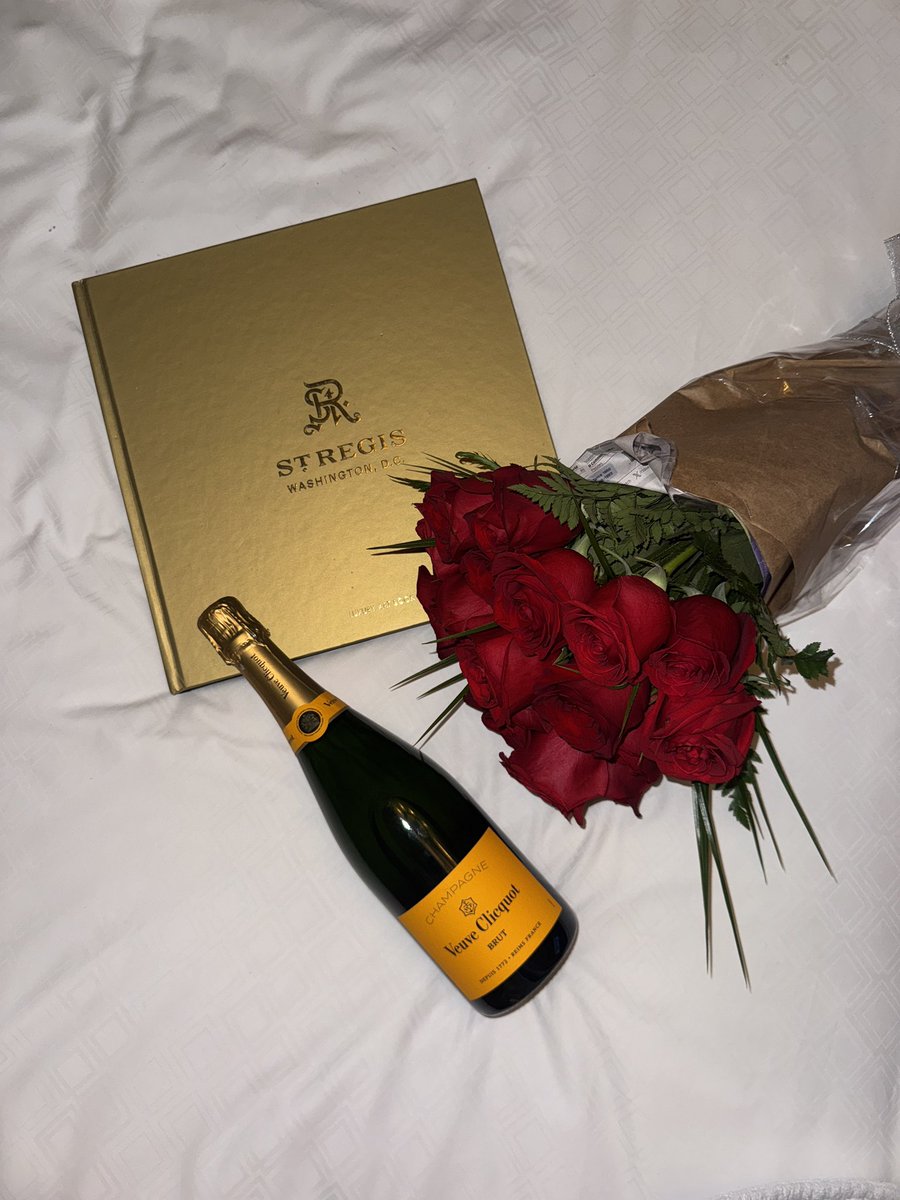 ErikDejon's tweet photo. Happy New Year 🥂 https://t.co/CjCI6LBvbH