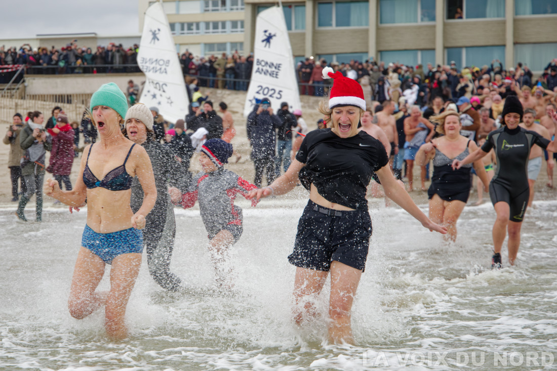 Eau à 9° et rafales de vent à 80km/h! Le traditionnel bain du nouvel an au Touquet ce matin. Meilleurs voeux 2025! #letouquet #bain #bainnouvelan #nouvelan #happynewyear #cotedopale