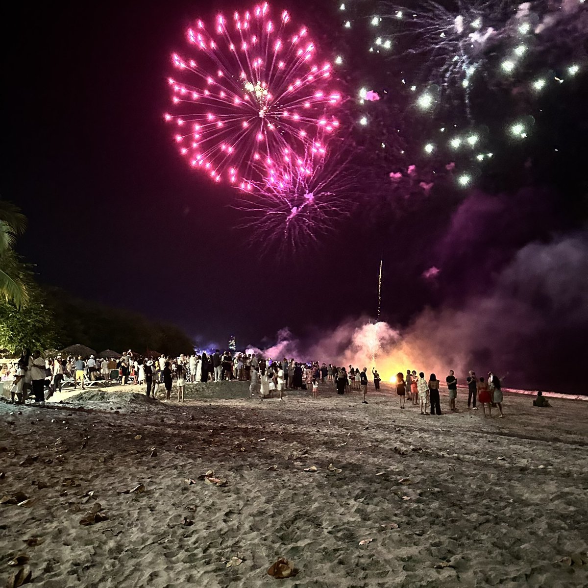 harrisonrobert's tweet image. NYE, beach party.

#panama #NYE #2025