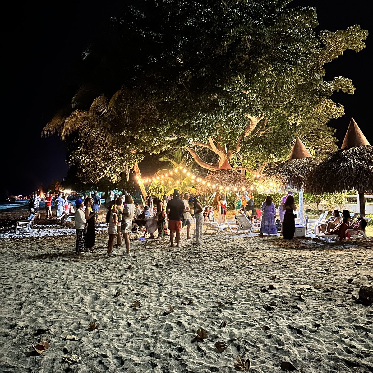 harrisonrobert's tweet image. NYE, beach party.

#panama #NYE #2025