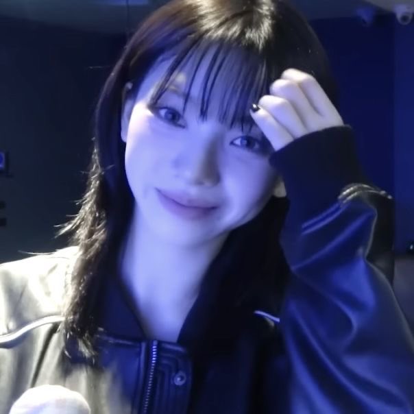 XnWint's tweet image. 배송지를 입력하고 나서 며칠 후 온 다육이를 집에 조심스럽게 놔둔 지믽은 다육이를 보면서 그 날에 걔를 떠올리며 쿡쿡 웃어댈 듯. 어린 애가 자신의 생일을 챙기려고 해주는 게 괜히 기특하고 고마워서, 잘 키워봐야겠다고 결심하는 연상.

“잘 지내보자, 내가 잘 키워볼게.”