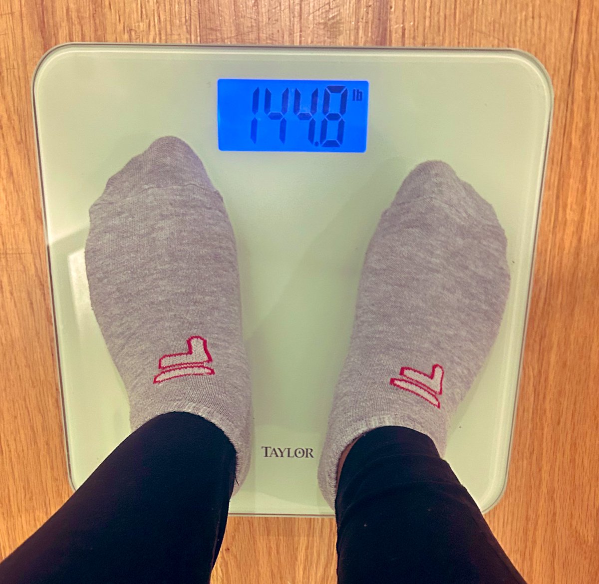 EmudyMoody's tweet photo. One of my New Years resolution is to lose 1 pound per month for 12 months.
That will put me at 132.8 pounds ✅
I will be posting my progress monthly wearing the same clothes and using the same scale !
Join me tweeps 💕🥂 https://t.co/fAoUoFxBSw