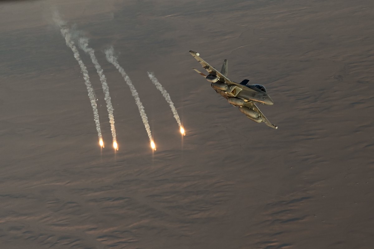 Roberto_yeager's tweet photo. #FOTON!
Un #McDD(#Boeing) EA-18G #Growler en misión #InherentResolve, lanzando bengalas sobre el #CENCOM el 24 de diciembre (#USAF Staff Sgt. Gerald R. Willis) https://t.co/uTN4n19N47