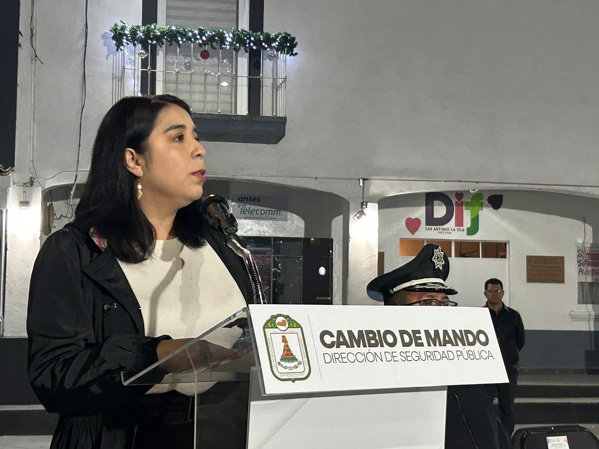 AleCastroSoy's tweet photo. Desde el primer minuto de nuestro gobierno municipal estamos trabajando. 
Realizamos la ceremonia de cambio de mando de la policía municipal, en la que asumo esta responsabilidad para que unidos trabajemos por la seguridad, paz social y orden público de nuestro querido municipio. https://t.co/GUfQyObU0G