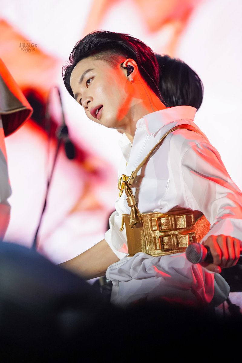 JUNGtVIBES's tweet photo. ไถข้าง แล้วไถตังค์ผมไหมครับ 

#จั๋งธีร์ #JUNGT 
#BUSCountdownatICONSIAM #BUSxICONSIAM https://t.co/QmAiqsfsHG