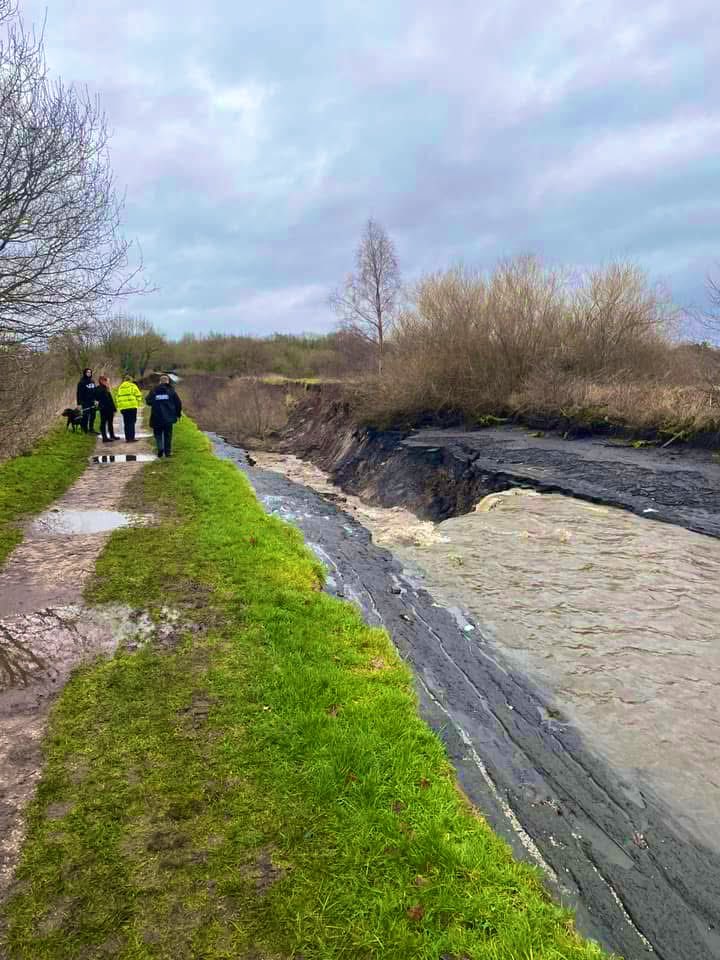 More footage &amp; photos showing the huge floods at Bollington Mill near Dunham Massey caused by the massive breach of the Bridgewater Canal

<a href="/MENnewsdesk/">Manchester News MEN</a> 
<a href="/BBCNWT/">BBC North West</a> 

#flooding 

youtu.be/4mDnlvxgcbU?si…