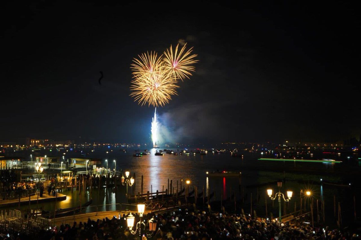 Voglio ringraziare tutti coloro che hanno consentito di accogliere al meglio e garantire la sicurezza delle migliaia di persone che hanno scelto #Venezia e #Mestre per festeggiare #Capodanno assieme a noi, garantendo anche i trasporti e le pulizie. 

Un grande lavoro di squadra