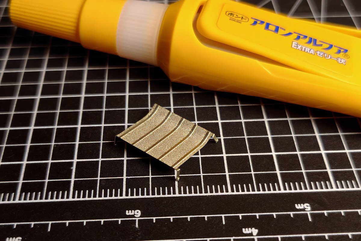 ManiHoni's tweet photo. T-55 ENIGMAのエッチングパーツの中では比較的大きめのものなんだ���ど、別パーツになっているリベットを貼り付けるのにはちょっと苦労した。
ちなみに、カッティングマットの1マスが5x5mm。
エッチング工作の肝は、品質の良いゼリー状瞬間接着剤を使うことだな、としみじみ思う。
#プラモデル https://t.co/dq2rx5VGaj