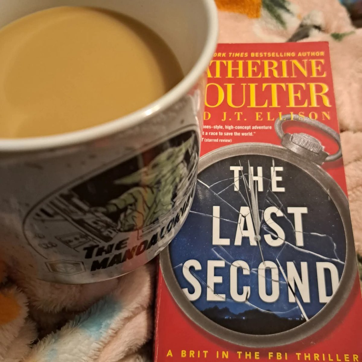 Yleefan's tweet photo. You should always start the New Year doing what you love.  For me it's been 7 years straight of starting it with a book.  I hope in 2025 you find your joy, keep your peace and live life to the fullest.  #HappyNewYear2025 https://t.co/0TaAQY7Gol
