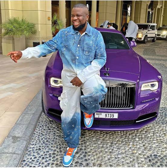 oxygist's tweet image. Trending video of Hushpuppi spraying Segun Johnson money through FaceTime from prison.

This one na doings on the highest level 🔥

(Yescoin Southern Kaduna Doggy Sanwo olu Wizkid)
