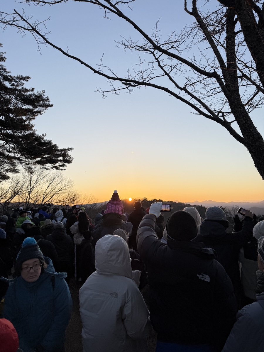 39parada's tweet image. 新年明けましておめでとうございます！
ちょっと遅くなりました💦

今日は朝５時から動いてたよー！
山道って分からないし、山だね😇
でも元旦！！って感じでした！
豚汁作ったりもしましたよ〜！
食べてくれた方いますか？🤔

今年も宜しくお願い致します㊗️

#パラダ 
#リフト 
#元旦 
#冬 
#雪 
#楽